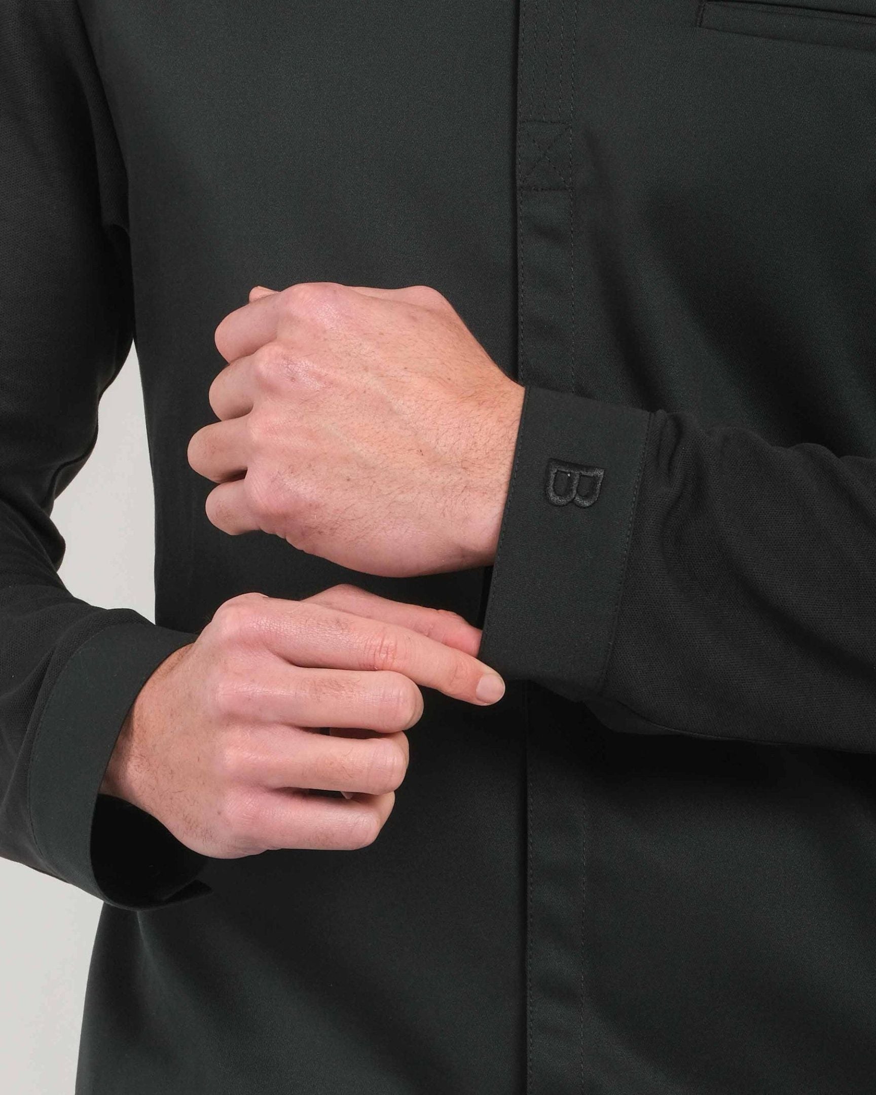 【BRAGARD】メンズ 「ITHURRIA（イトゥーリア）」 ブラック バンドカラー 長袖 スナップボタン コックコート｜Chef Works Japan