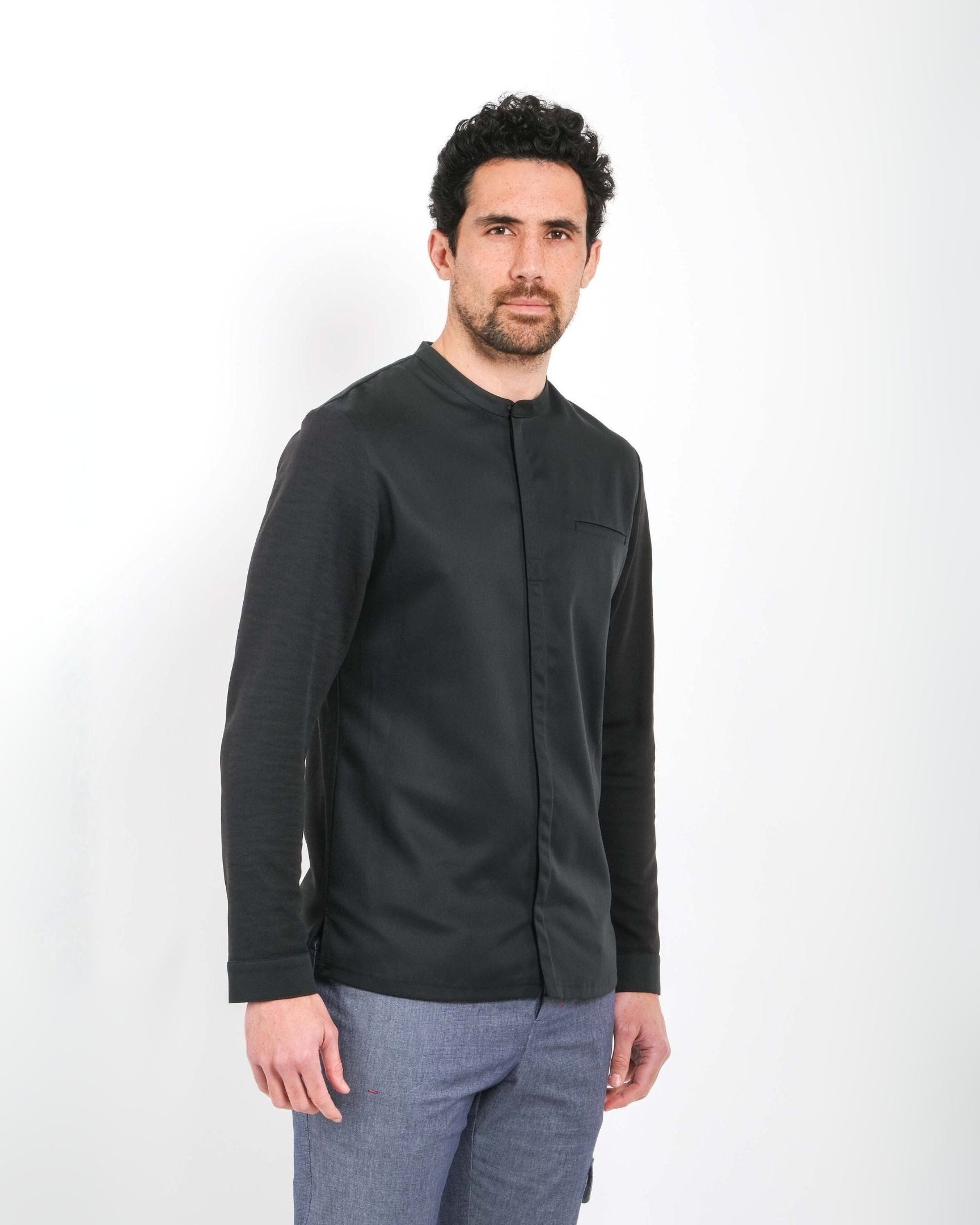 【BRAGARD】メンズ 「ITHURRIA（イトゥーリア）」 ブラック バンドカラー 長袖 スナップボタン コックコート｜Chef Works Japan